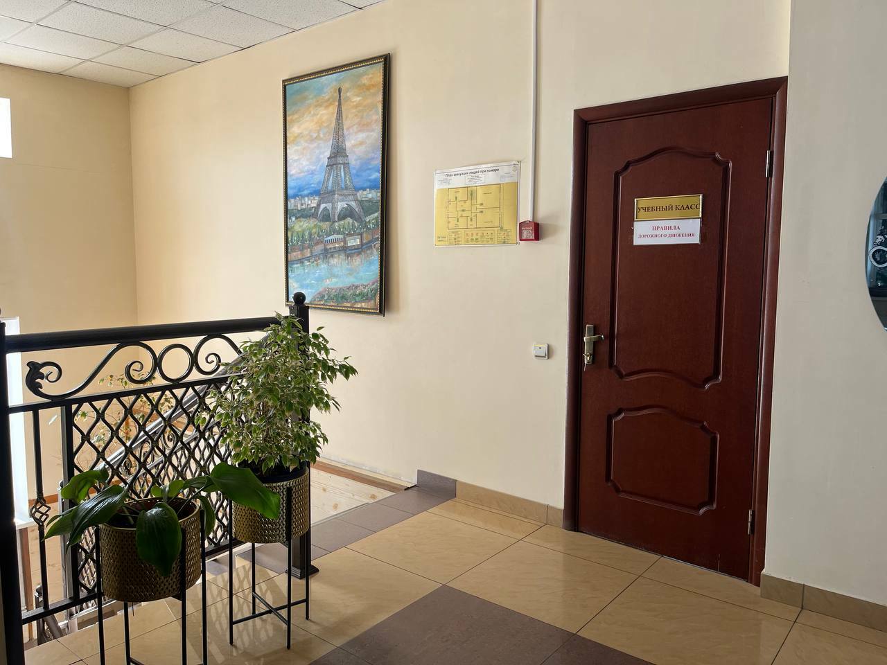 6. Слева от лестницы кабинет.