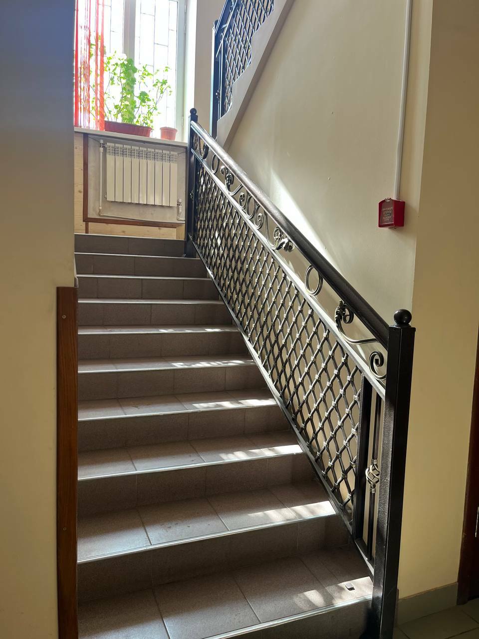 3. Поднимаетесь на второй этаж.